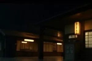 《潮汐档案室》横版封面，满墙铁皮档案柜与斑驳水痕